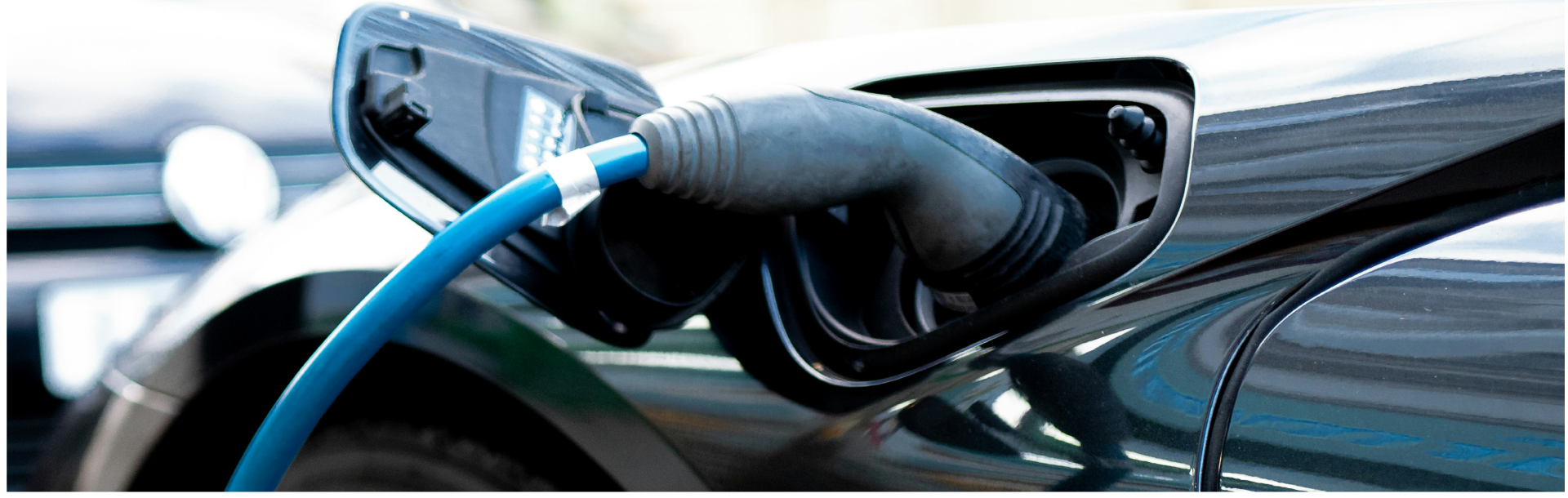 Voiture électrique branchée à une borne de recharge